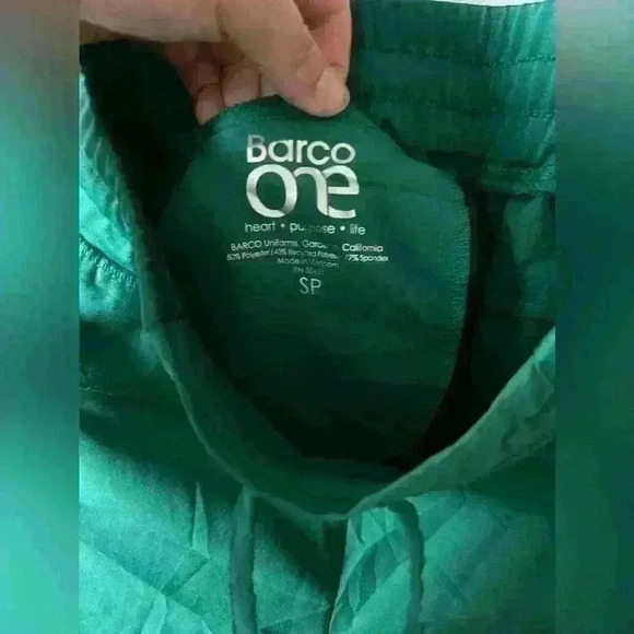 Barco One Scrub Set - 5 Pocket Top XS and Jogger Pants S  EUC Hunter Green - Picture 13 of 16